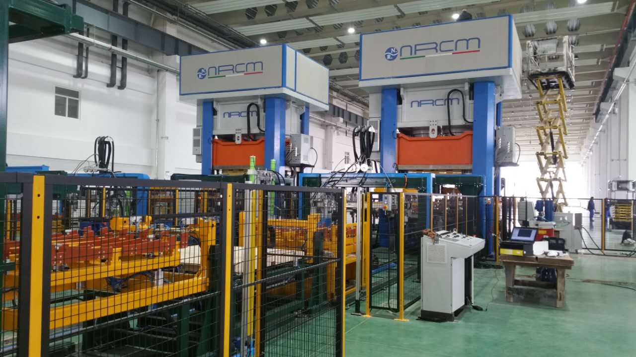 深圳金钒阿克塞5万千瓦熔盐槽式示范项目进展顺利,反射镜工厂4月试生产